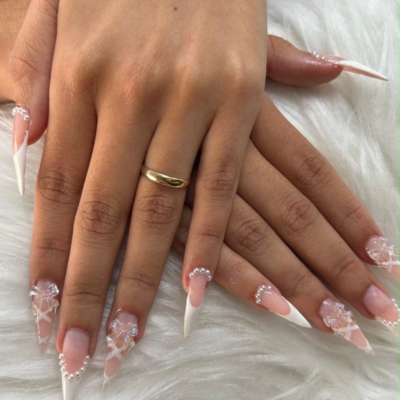 Unhas com pérolas